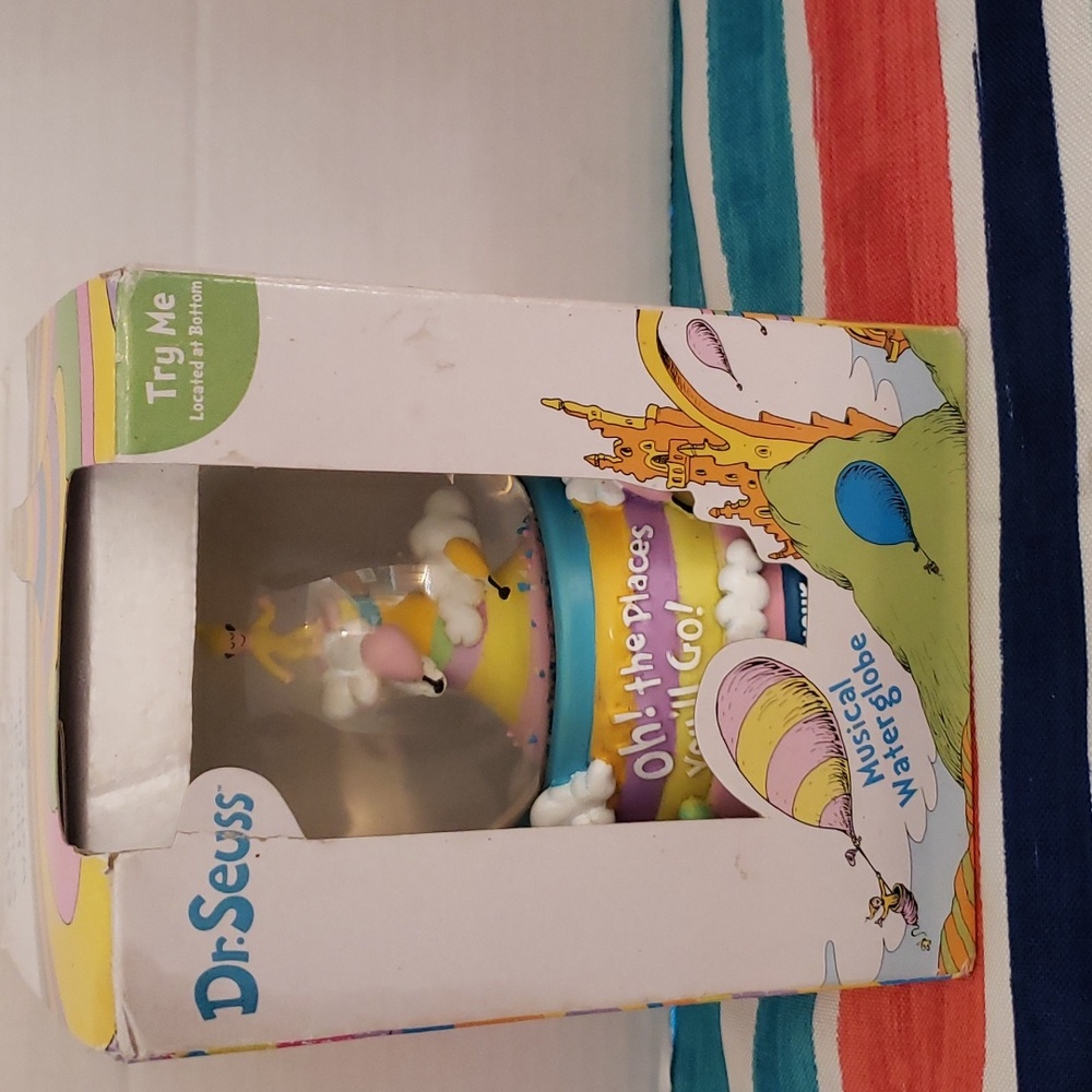 Working Dr Seuss musical waterglobe